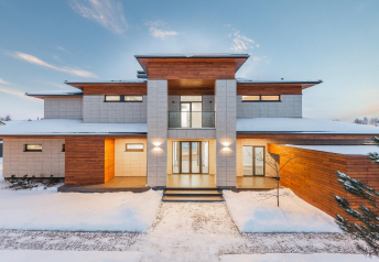 A picture of house with a front yard in winter season